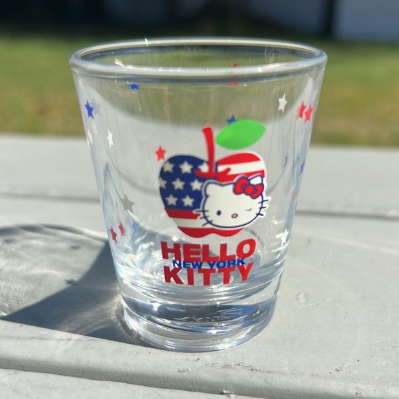 Hello Kitty NYC Shot Glasses - Picture 7 of 8